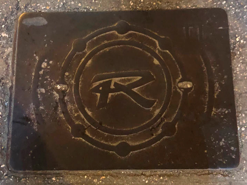 Дизайнерский чугунный люк в Гонконге Дизайнерский чугунный люк на Голливуд Роуд