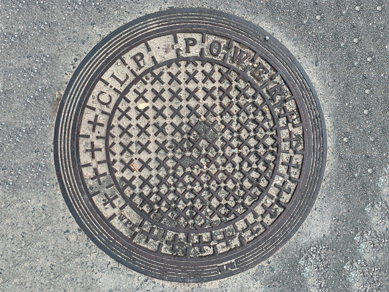 Дизайнерский чугунный люк в Гонконге Дизайнерский чугунный люк в Коулуне